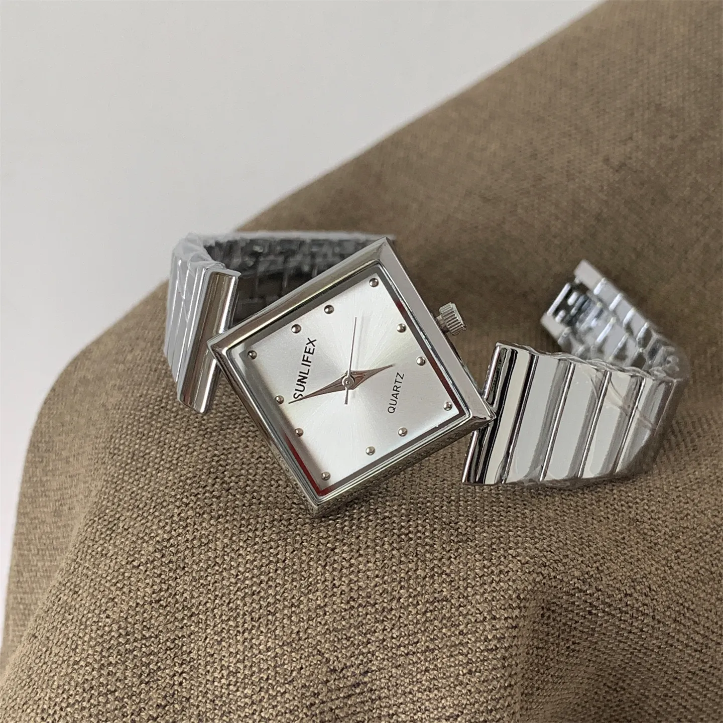Vintage silver women’s diamond-shape watch with retro square dial – WatchTrio