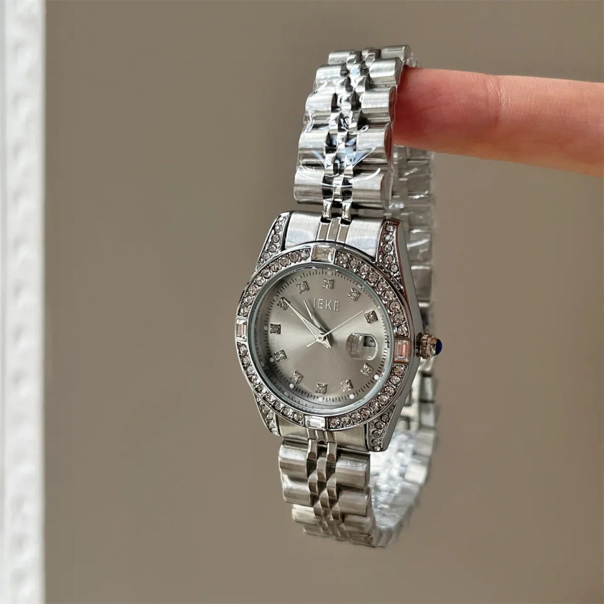 Vintage silver diamond women’s watch with silver dial and stainless steel strap – WatchTrio
