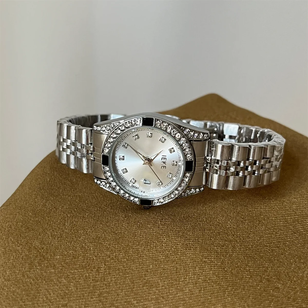 Vintage silver women’s watch with diamond bezel and white dial – WatchTrio