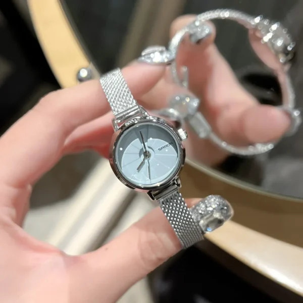 Vintage silver women’s watch with blue mother-of-pearl dial – WatchTrio