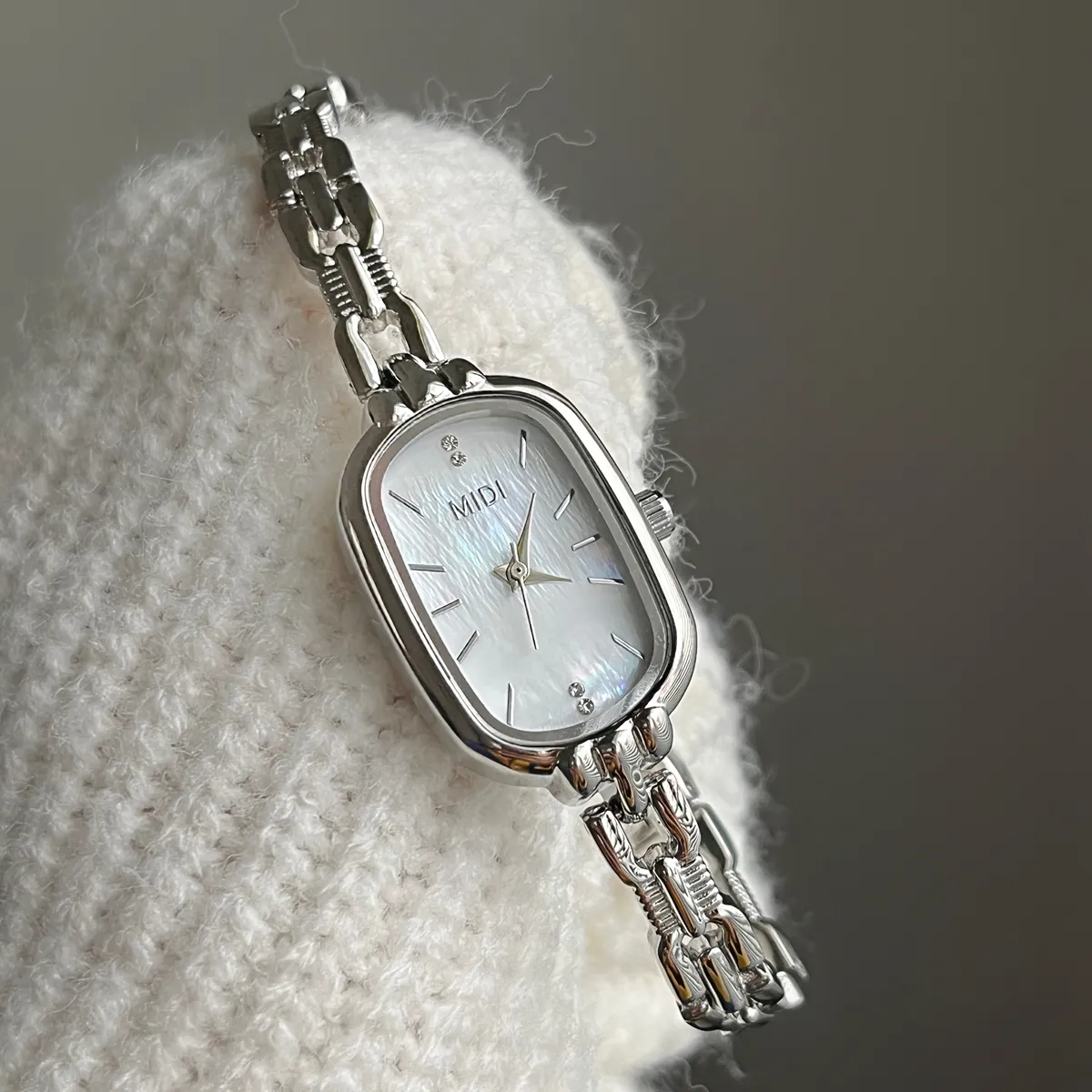 Vintage silver women’s oval watch with white mother-of-pearl dial – WatchTrio