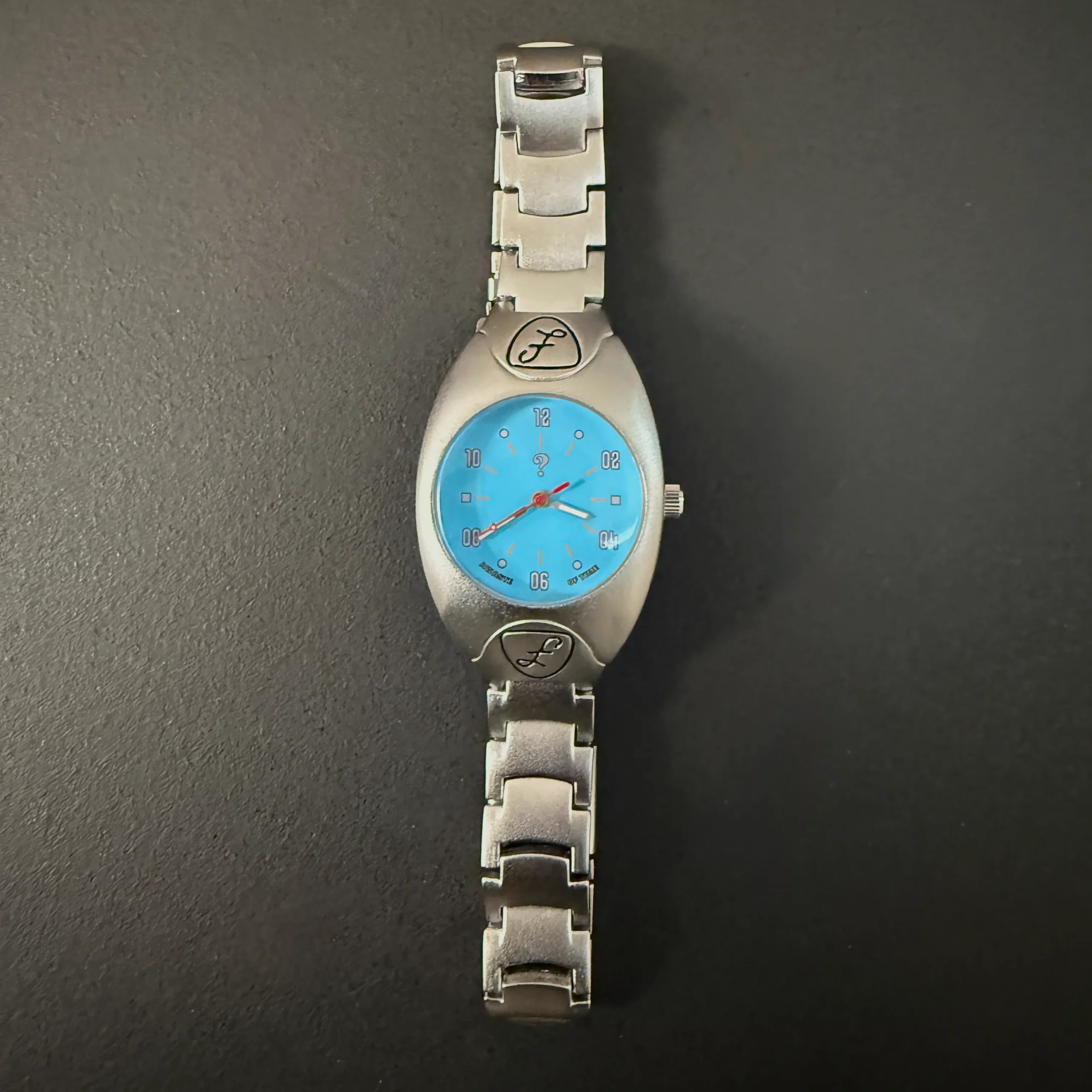 Vintage silver women’s quartz watch with blue dial and metal strap – retro style by WatchTrio