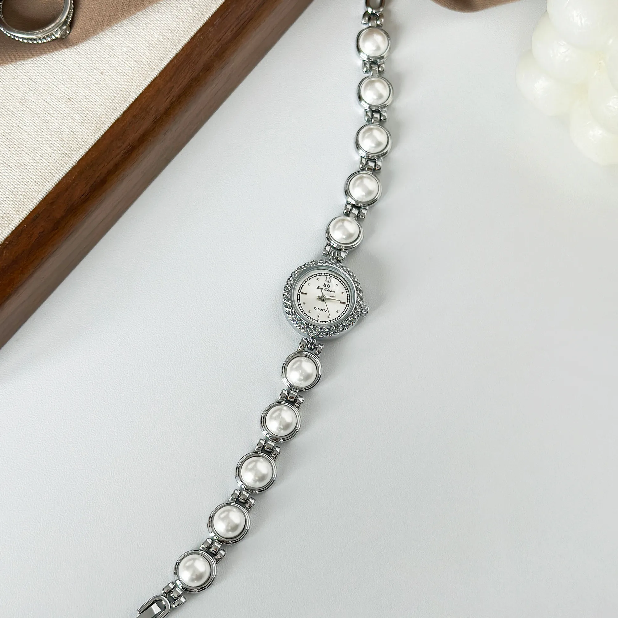 Vintage silver women’s watch with pearl bracelet strap – WatchTrio
