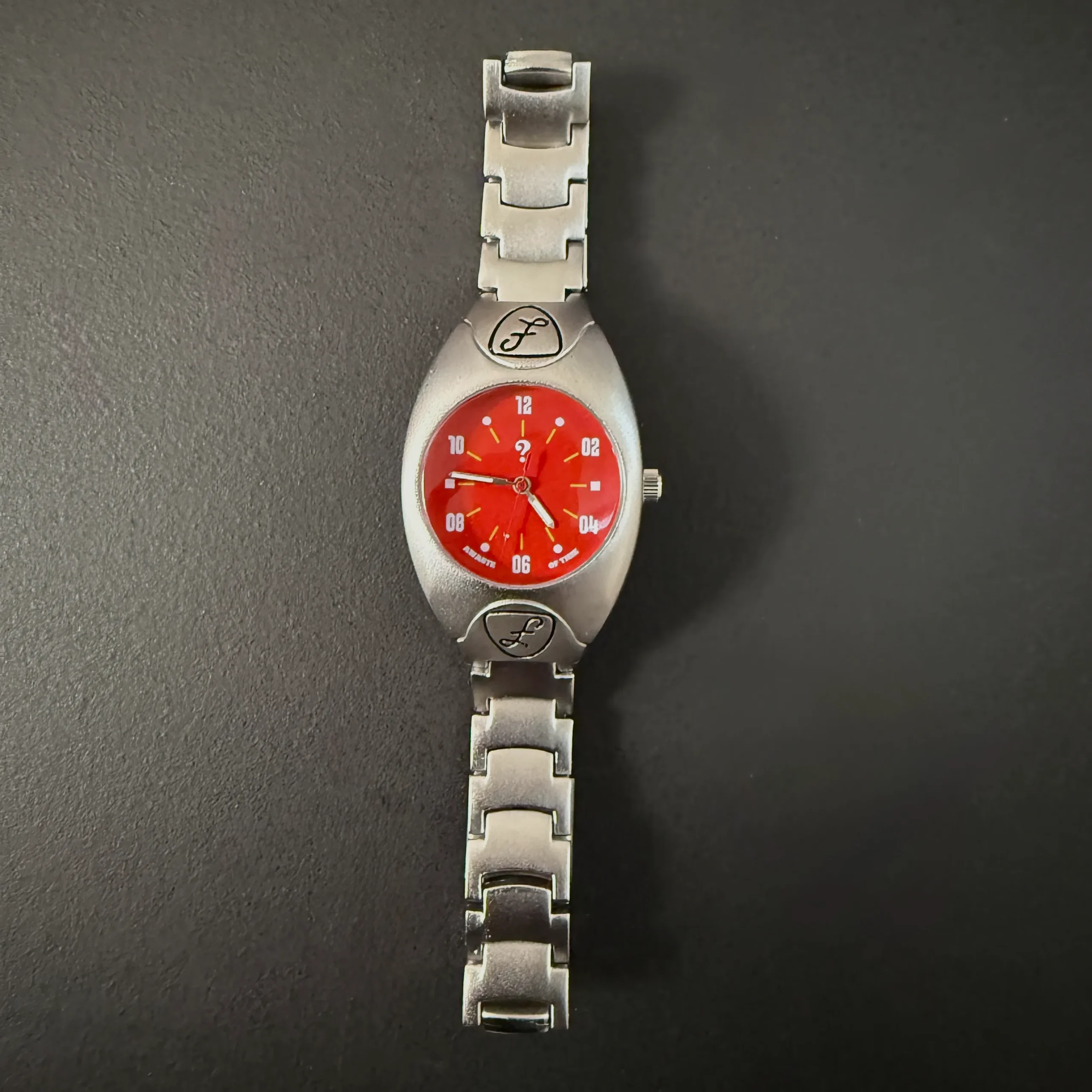 Vintage silver women’s quartz watch with red dial and metal bracelet – retro timepiece by WatchTrio