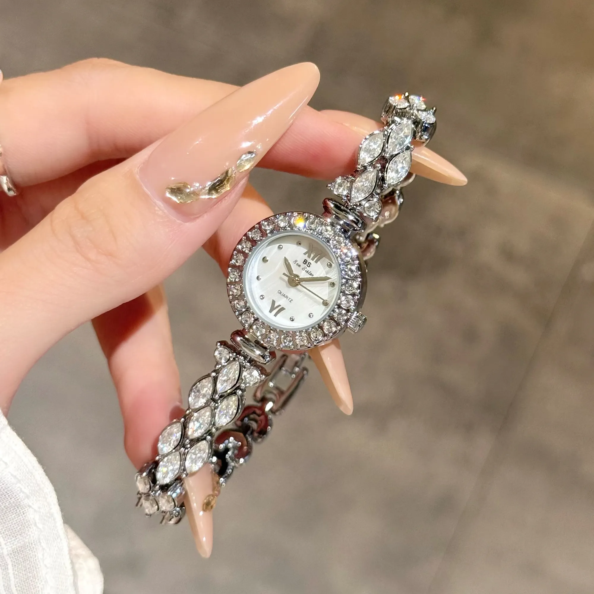 Vintage silver women’s watch with crystal bezel and white dial – WatchTrio