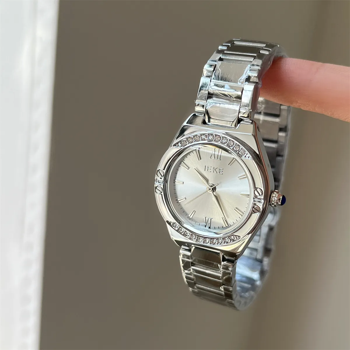 Vintage silver women’s watch with white dial, crystal bezel, and bracelet strap – WatchTrio