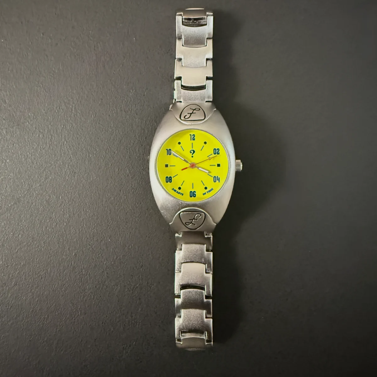 Vintage silver women’s watch with yellow luminous dial and quartz movement – WatchTrio