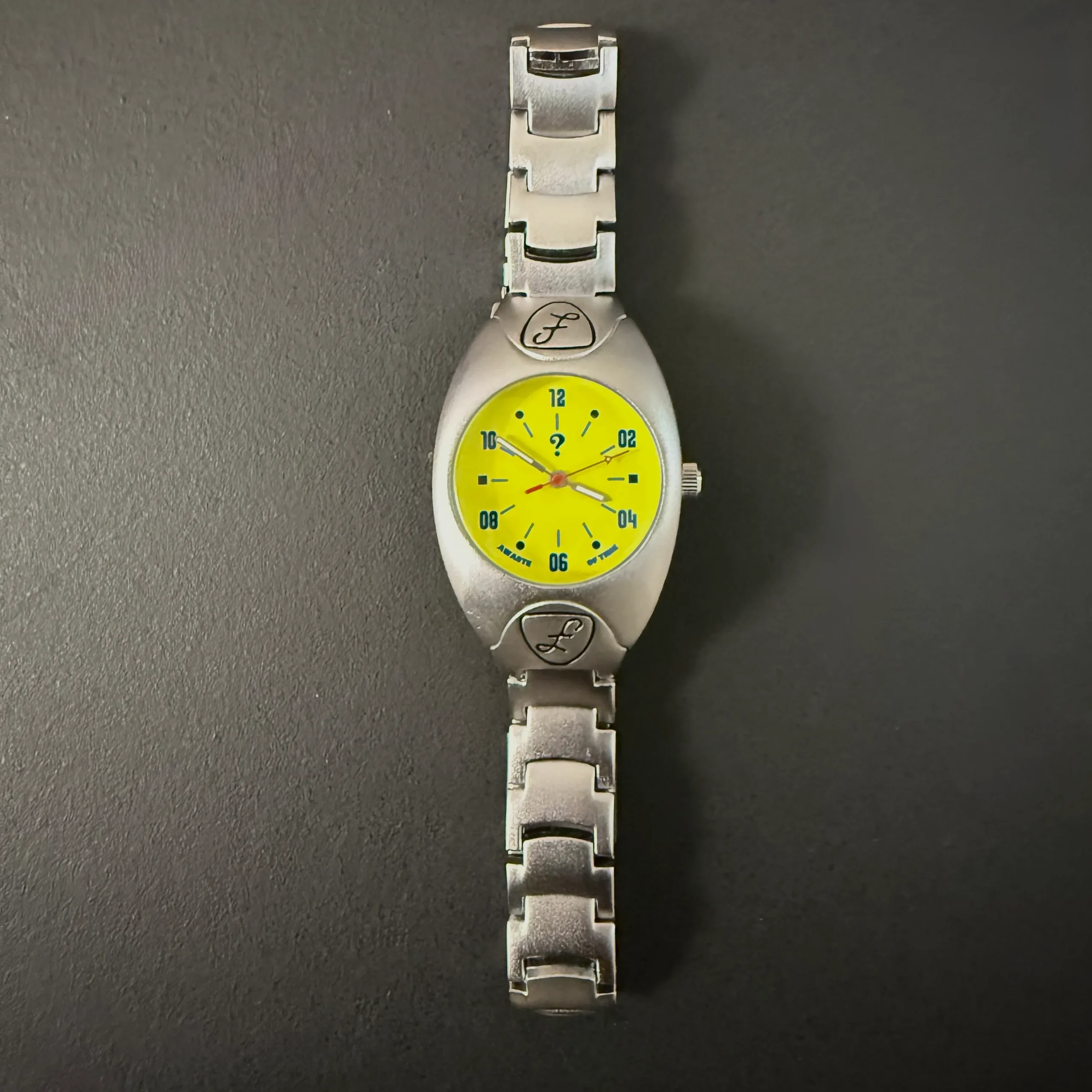 Vintage silver women’s watch with yellow luminous dial and quartz movement – WatchTrio