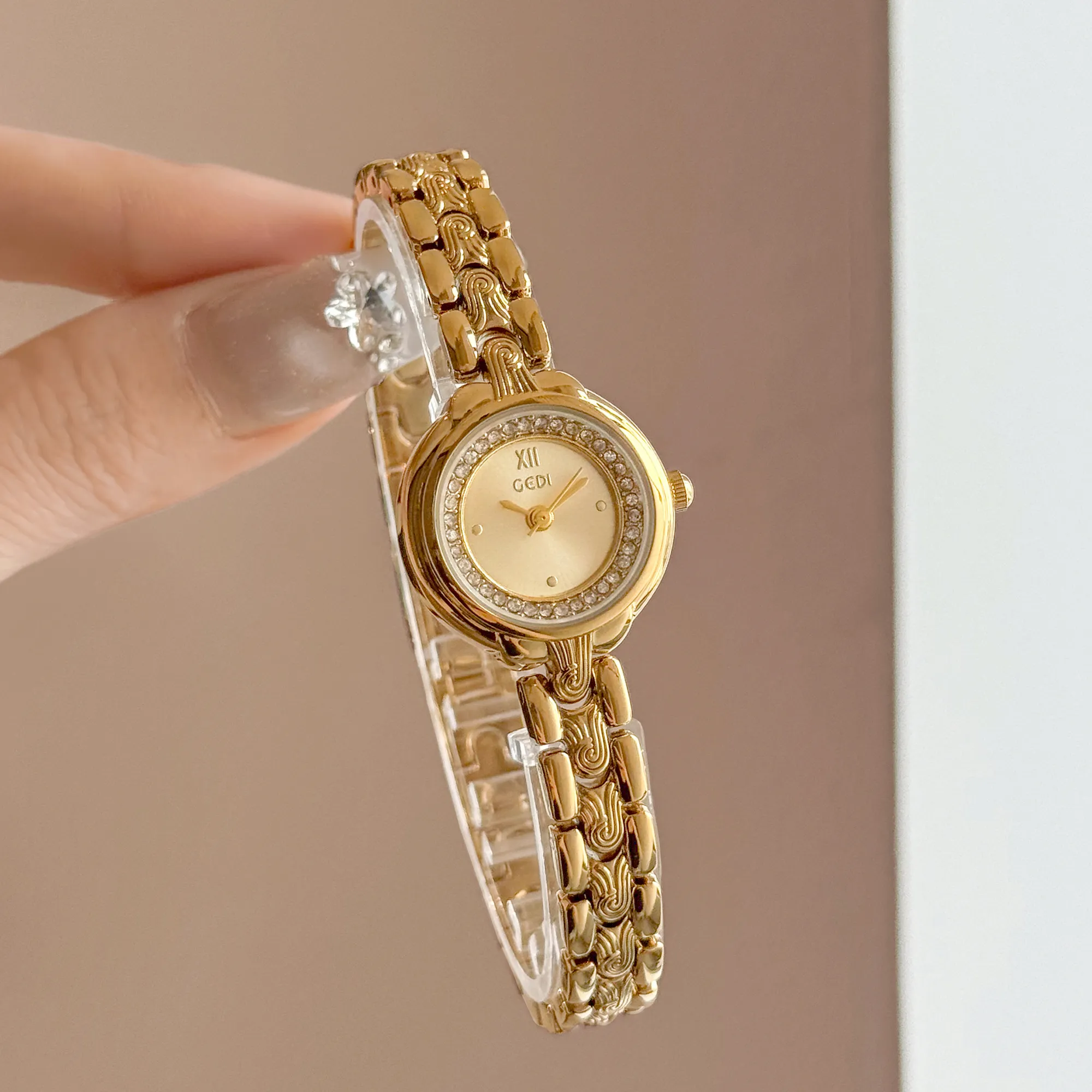 Vintage small dial women’s watch in gold with retro bracelet strap – WatchTrio