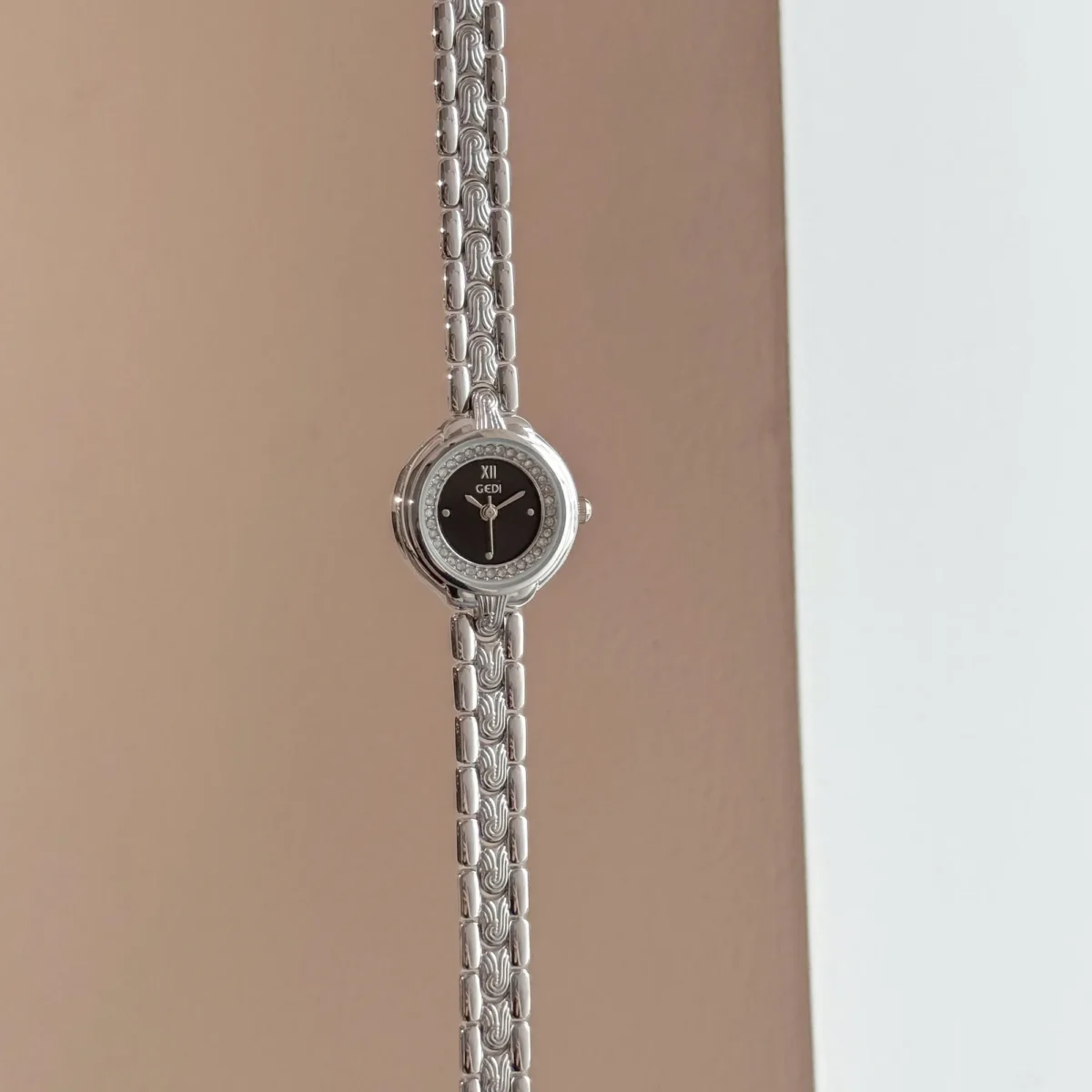 Vintage small dial women’s watch in silver with black dial – WatchTrio retro design