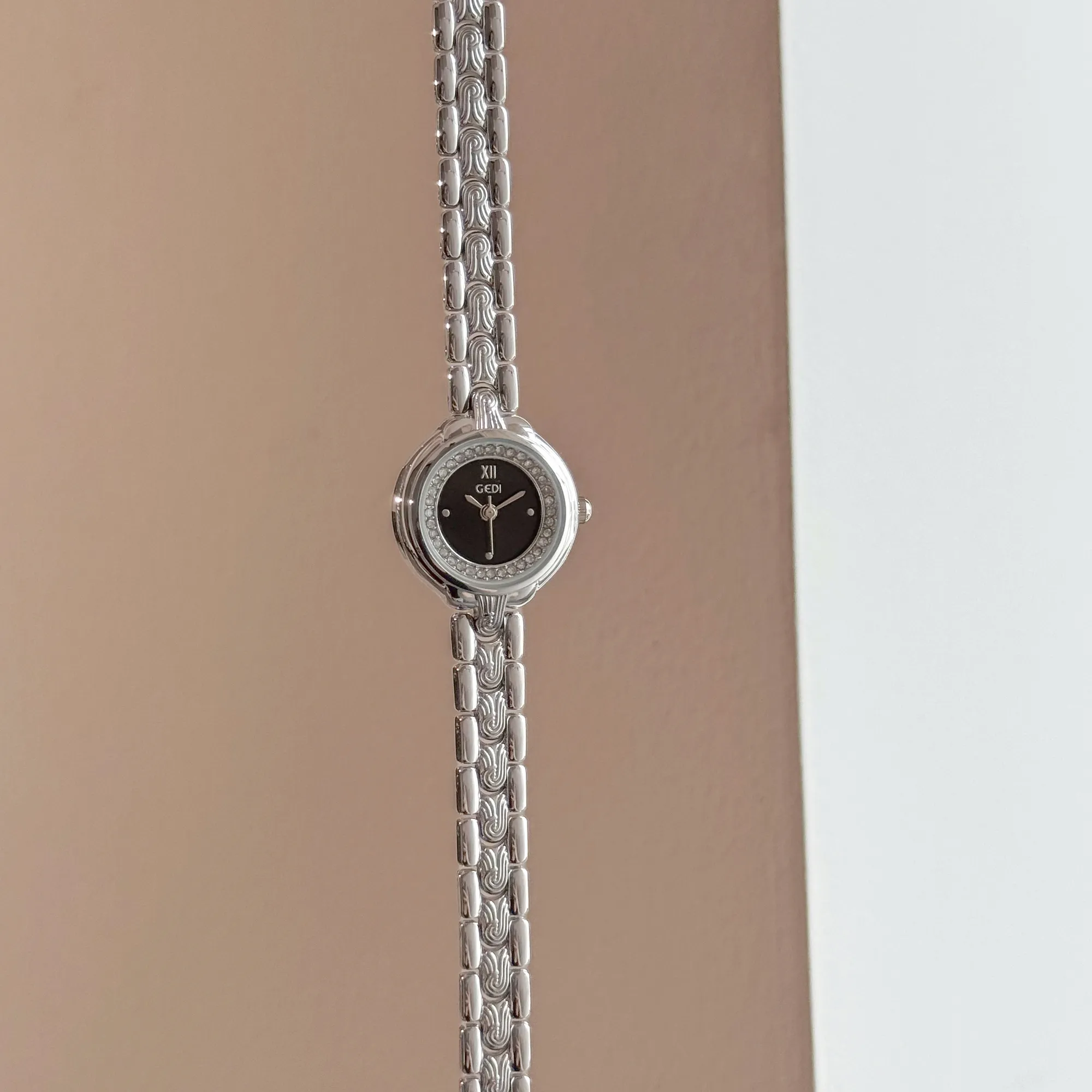 Vintage small dial women’s watch in silver with black dial – WatchTrio retro design
