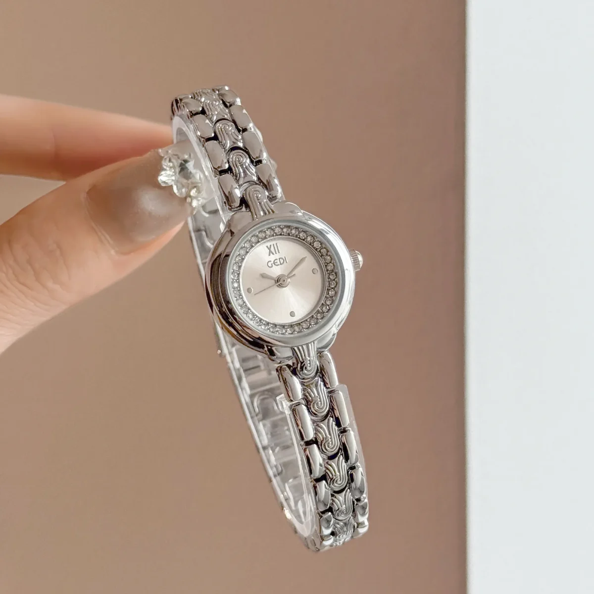 Vintage small dial women’s watch in silver with white dial and retro bracelet strap – WatchTrio