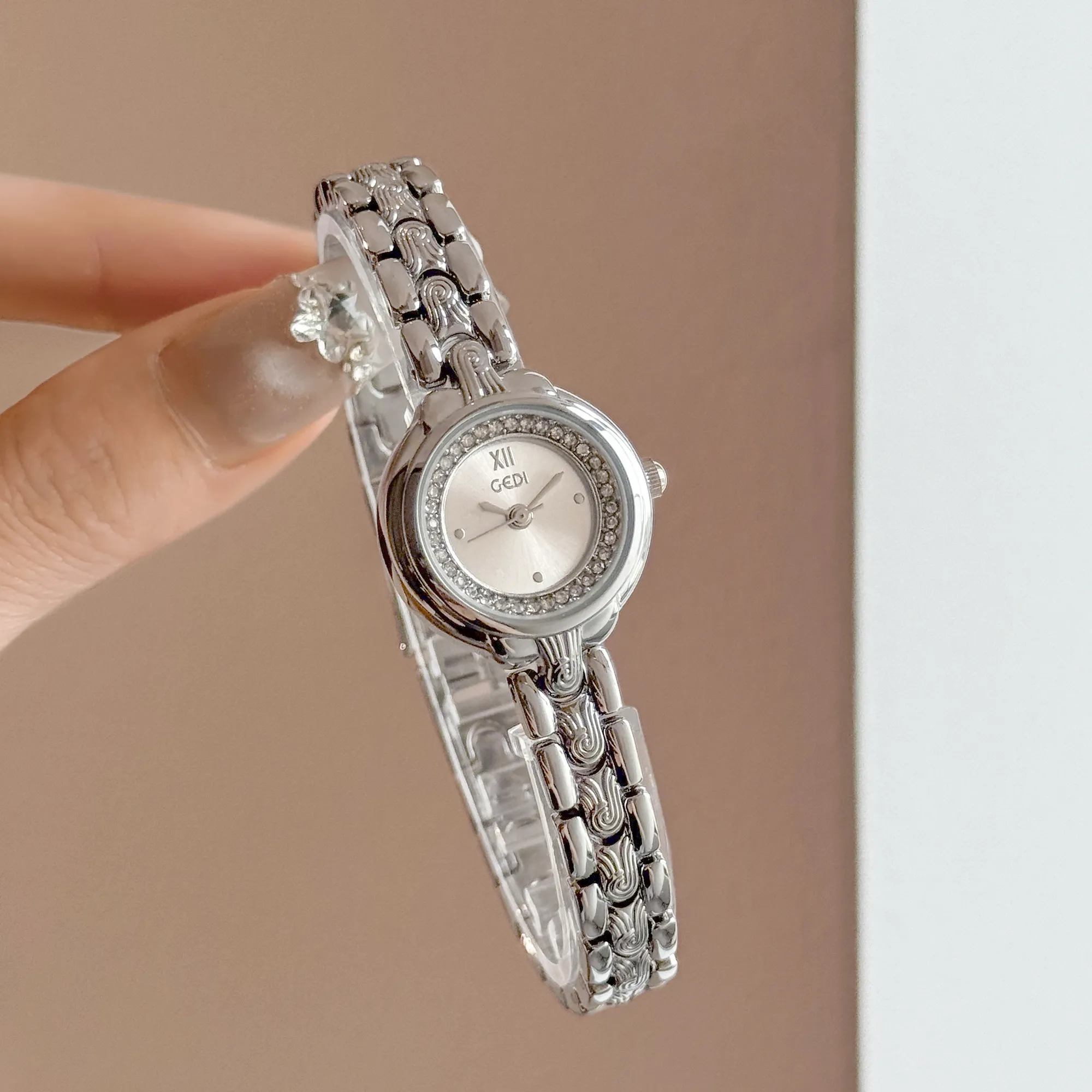 Vintage small dial women’s watch in silver with white dial and retro bracelet strap – WatchTrio