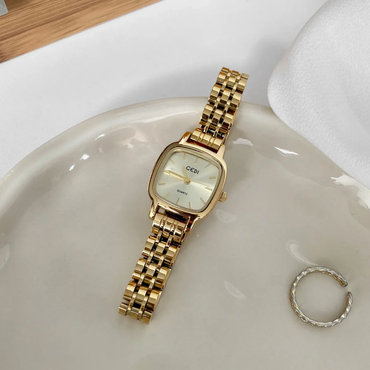 Vintage square women’s watch with gold strap – WatchTrio