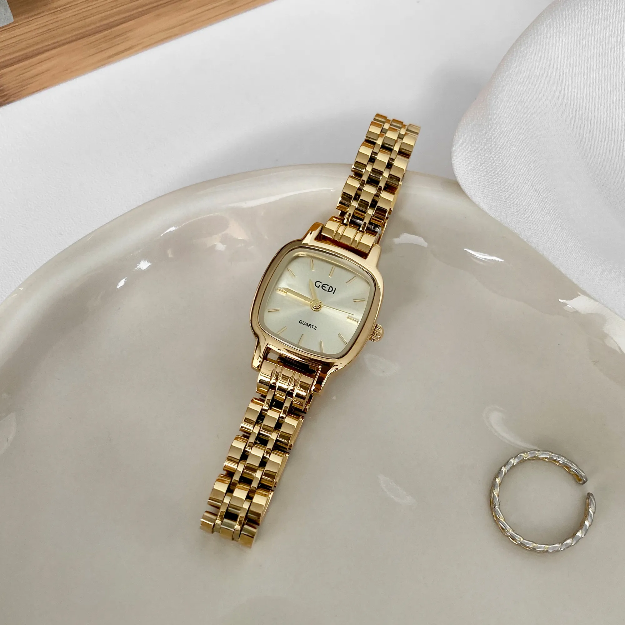 Vintage square women’s watch with gold strap – WatchTrio