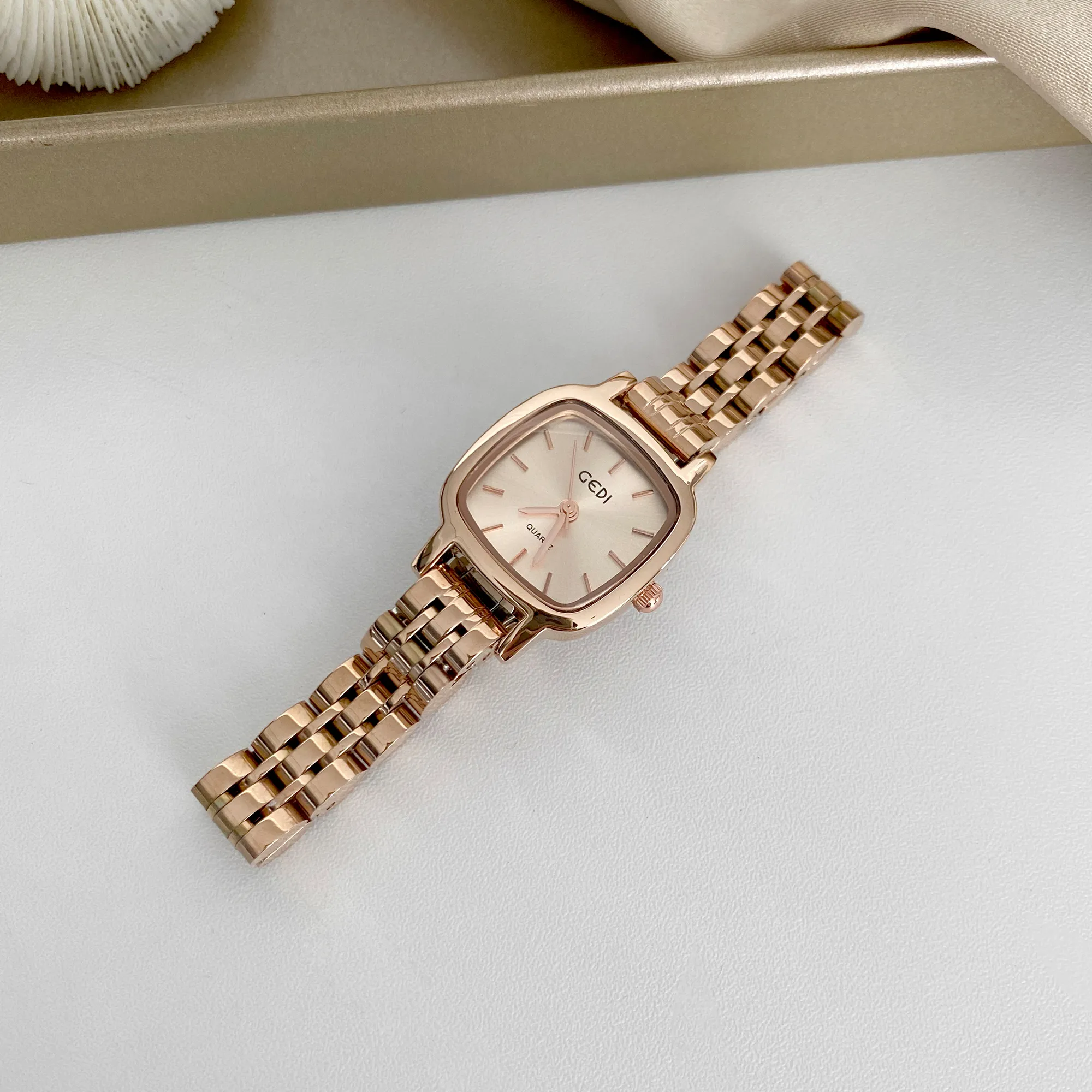 Vintage square women’s watch with rose gold strap – WatchTrio