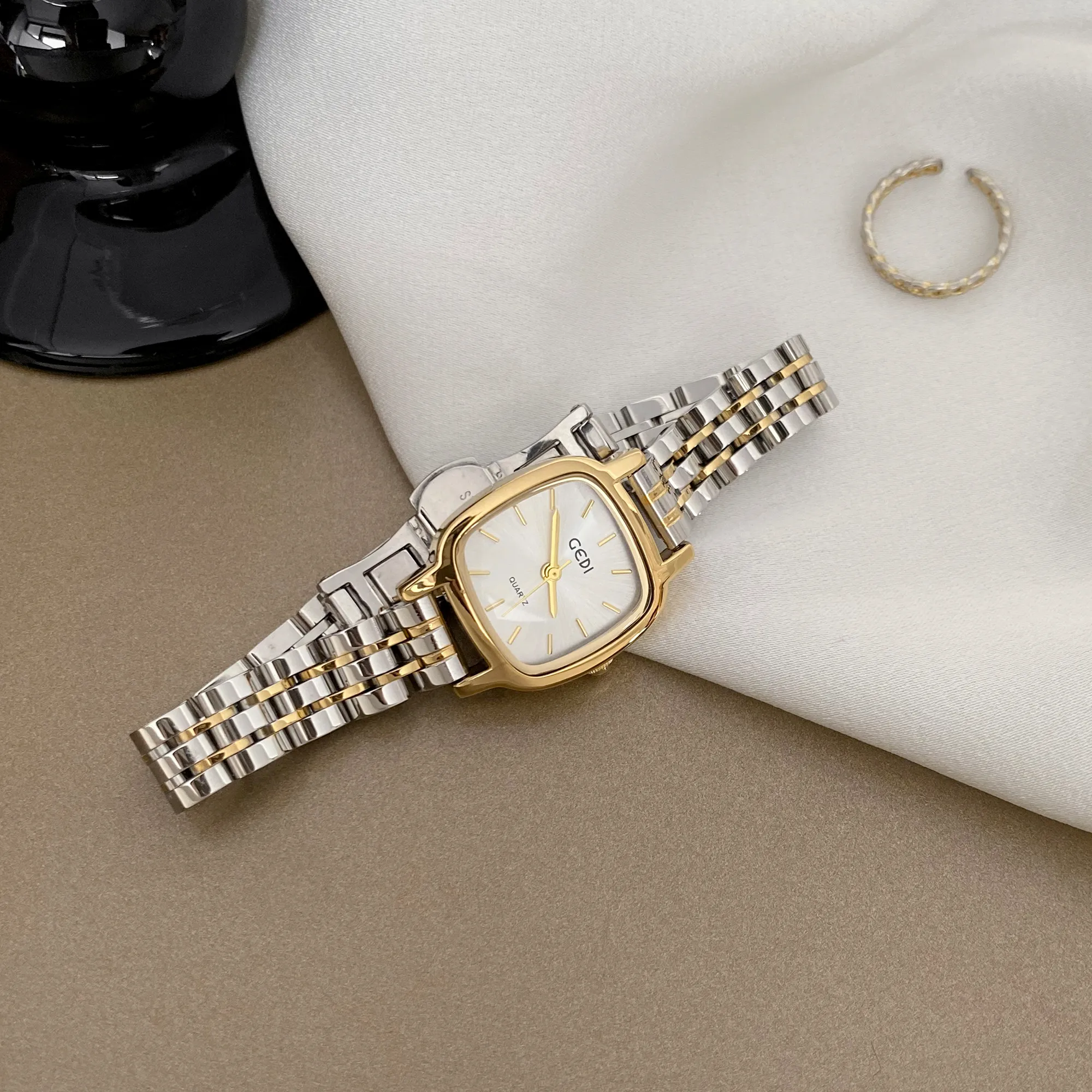 Vintage square women’s watch with silver-gold strap – WatchTrio