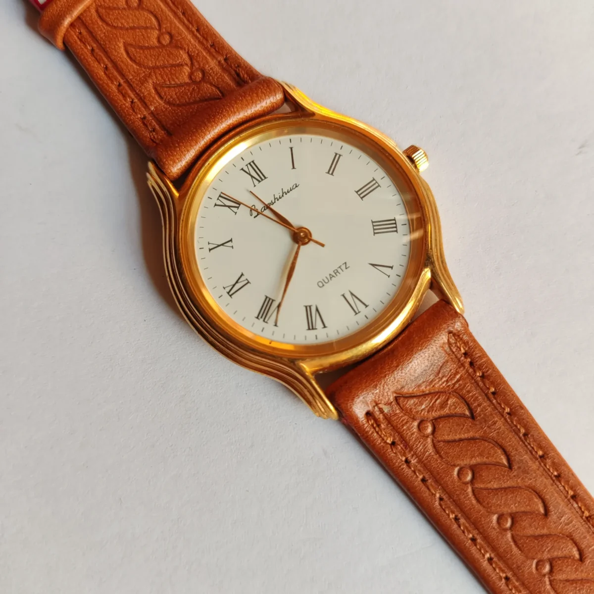 Retro ultra-thin men’s leather wristwatch gold case with brown strap – dial closeup