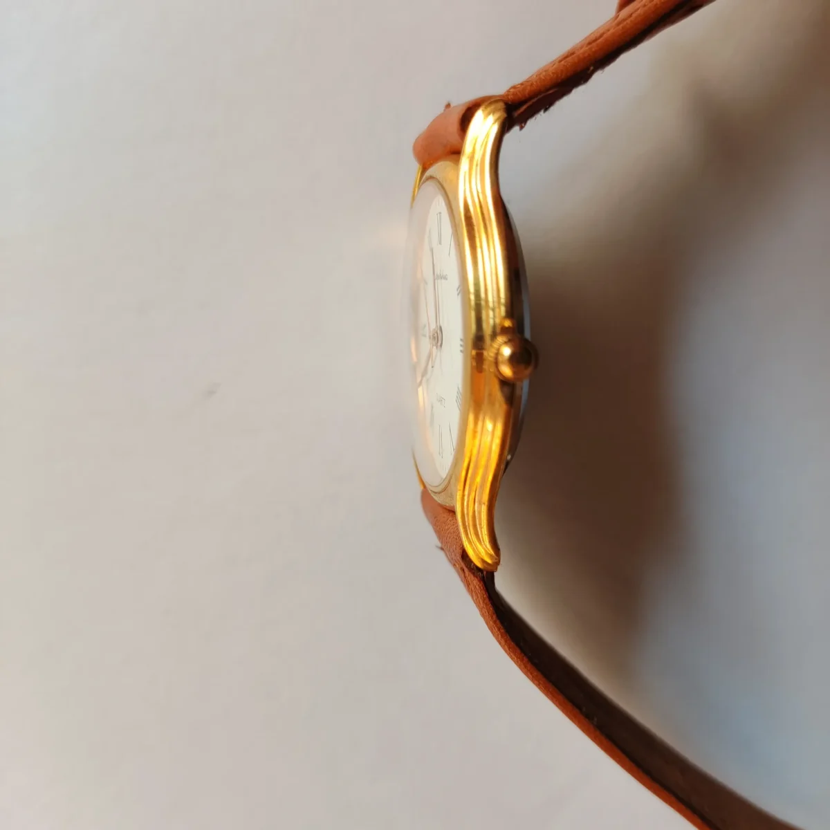 Ultra-thin vintage men’s leather watch with gold case – slim side profile
