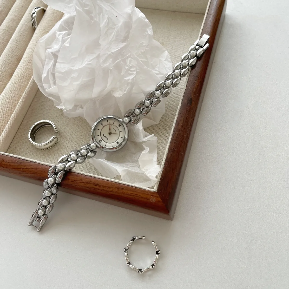 Vintage women’s watch silver with classic pearl bracelet and quartz movement