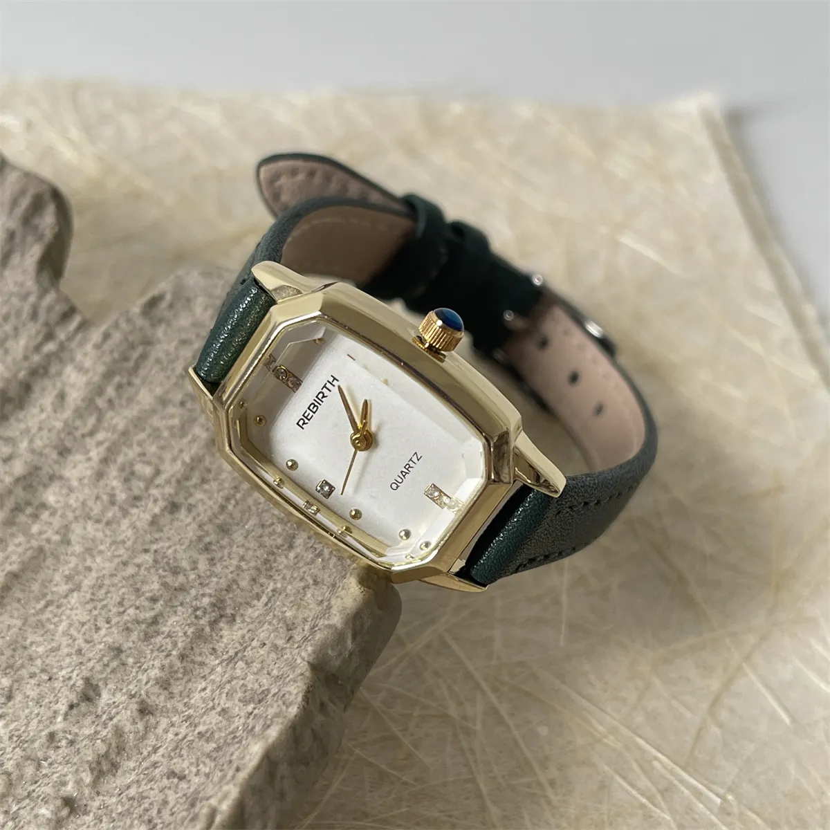 Green strap rectangle vintage watch – women's quartz