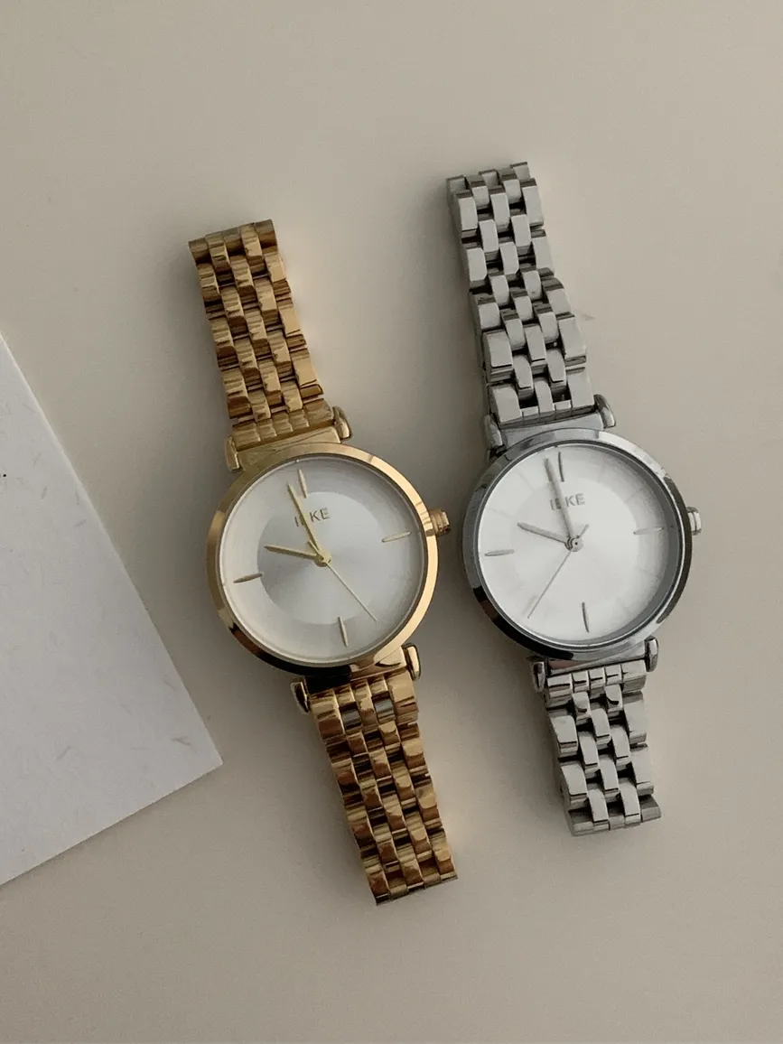 Retro-style women’s watches in gold and silver metal finish