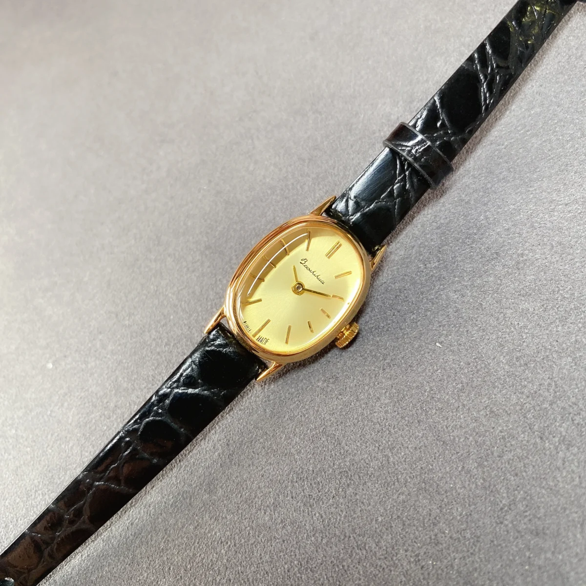 Retro oval gold women’s watch with black leather strap – WatchTrio