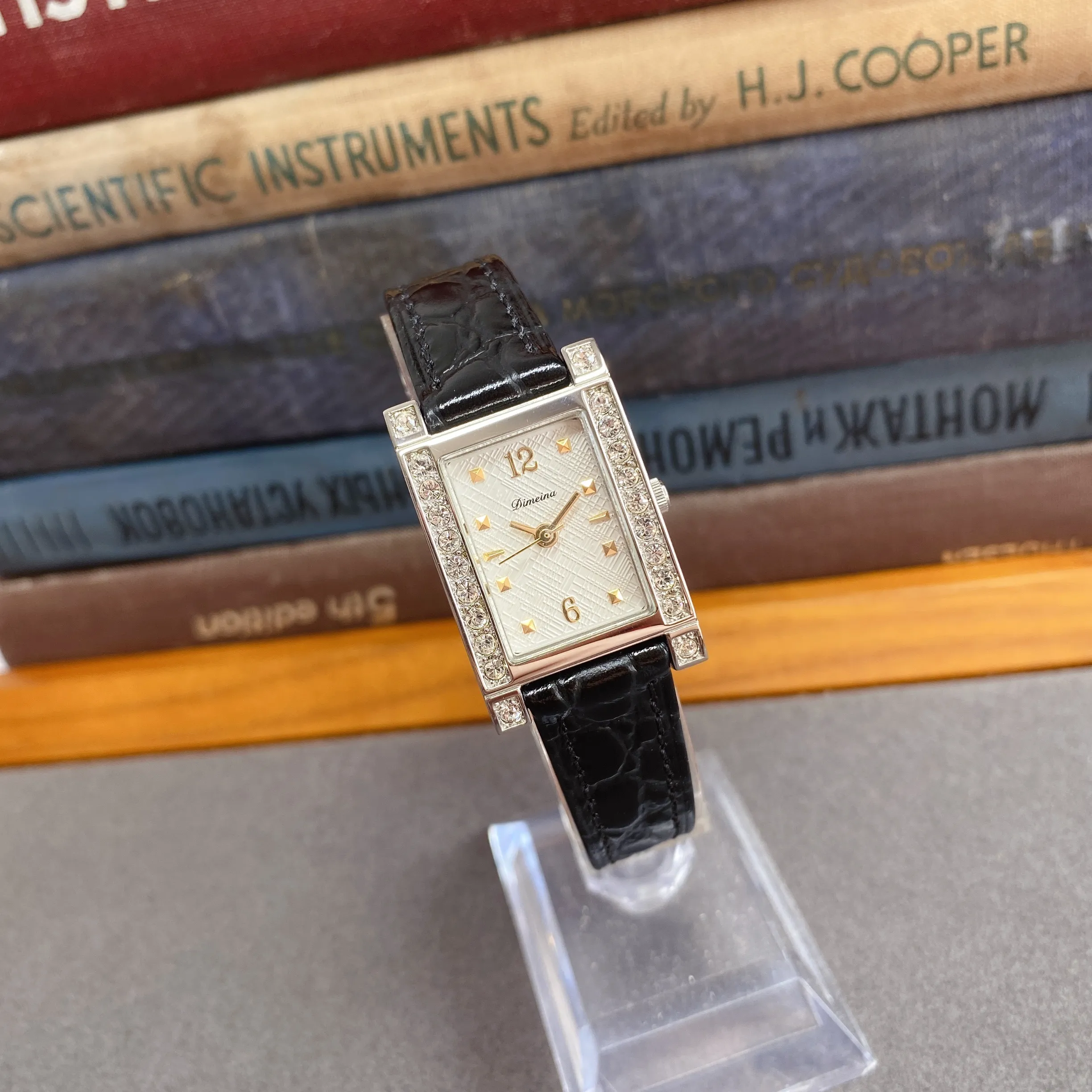 Vintage women’s leather diamond rectangle watch with black strap – WatchTrio