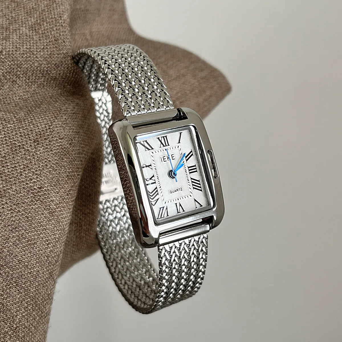 Vintage gold ladies watch with white dial and mesh strap