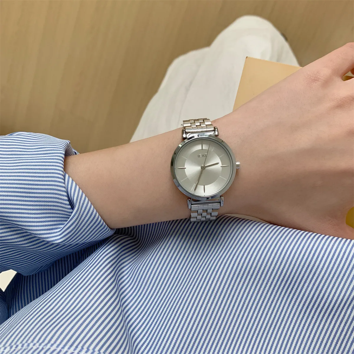 watchtrio-vintage-silver-round-watch-women