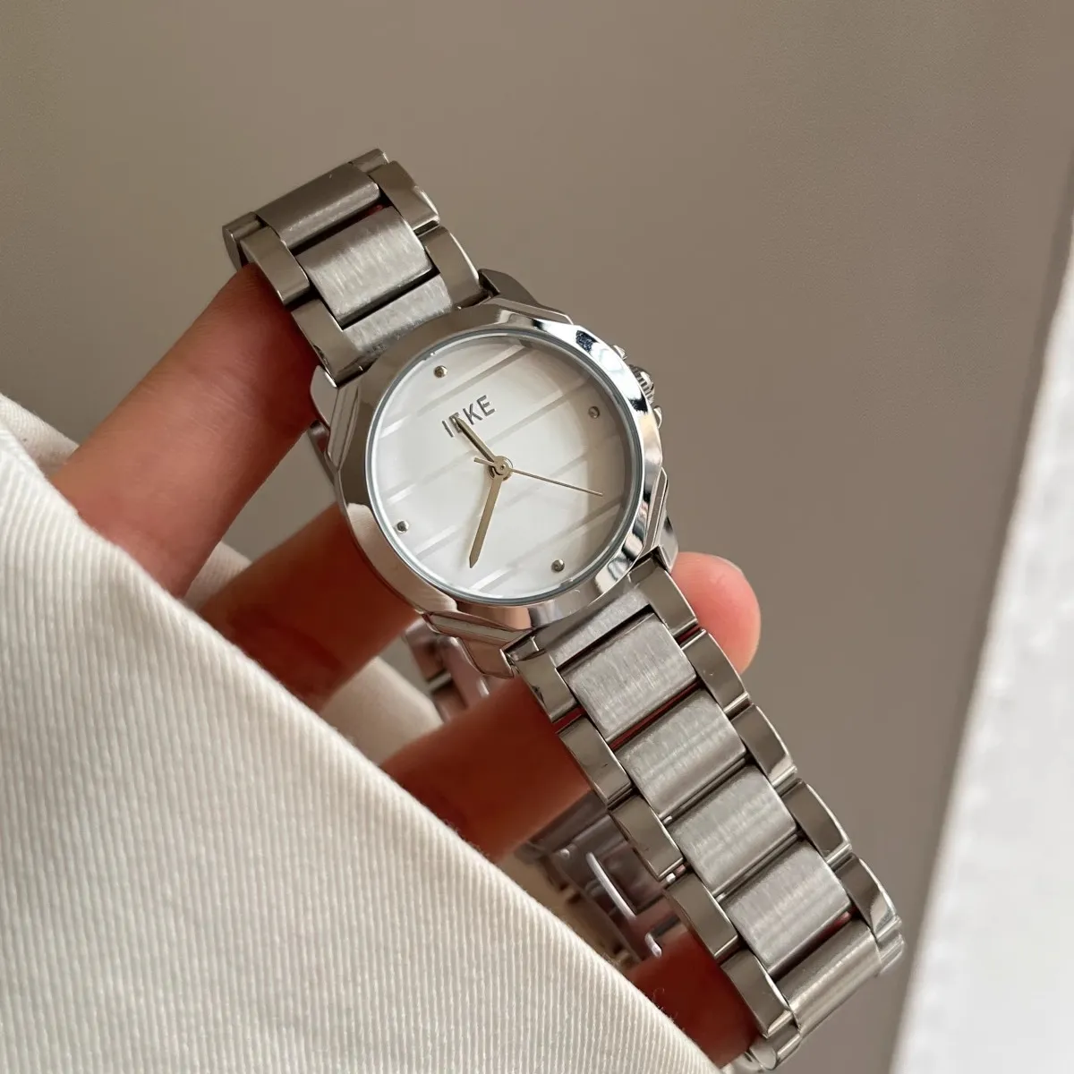 Vintage silver women’s watch with stainless steel strap