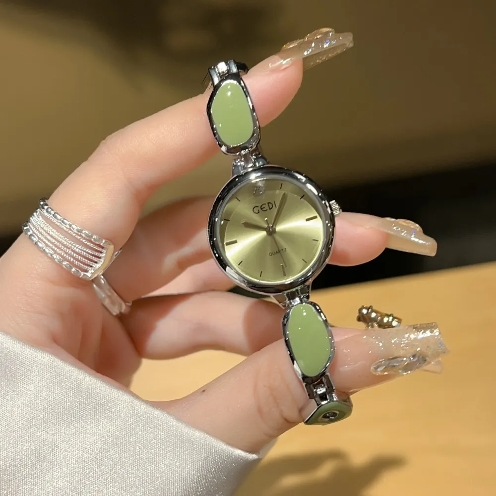 Classic vintage silver swan bracelet women’s watch with green dial – WatchTrio