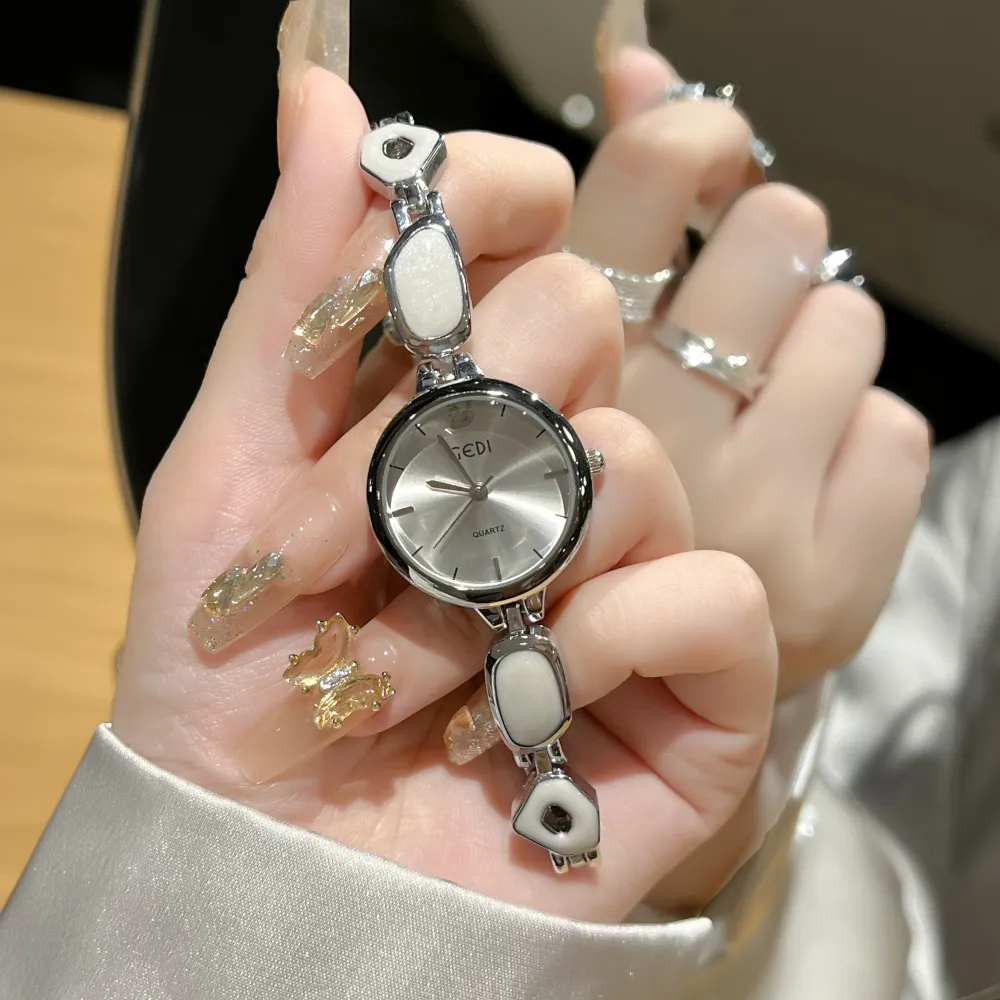 Elegant vintage silver women’s bracelet watch with swan design and white dial – WatchTrio