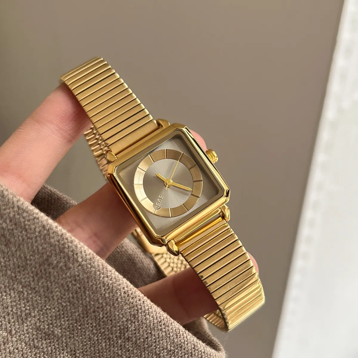 Vintage gold women’s square dial watch with metal strap –WatchTrio