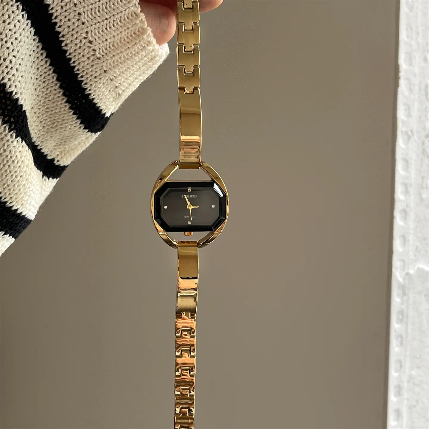 Retro gold women’s watch with black dial and metal strap – WatchTrio