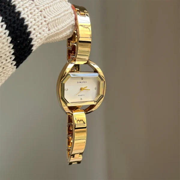Vintage gold women’s oval crystal quartz watch – WatchTrio