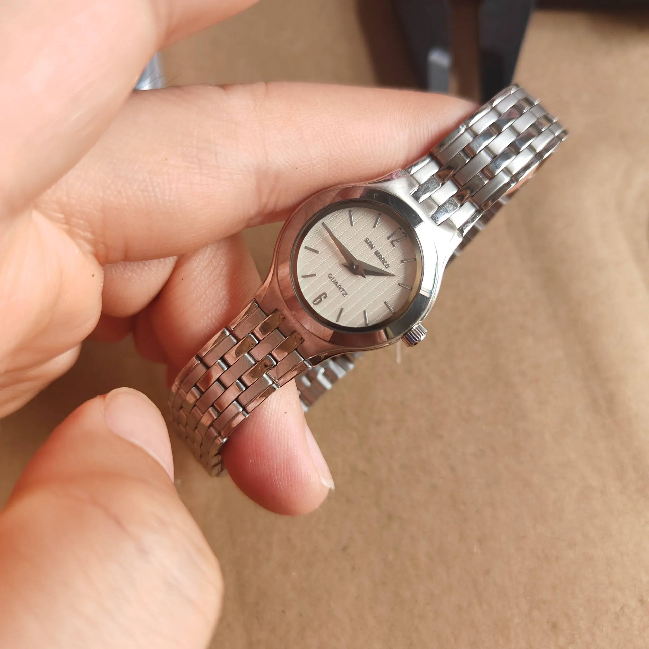 Stainless steel silver women’s quartz watch with round dial