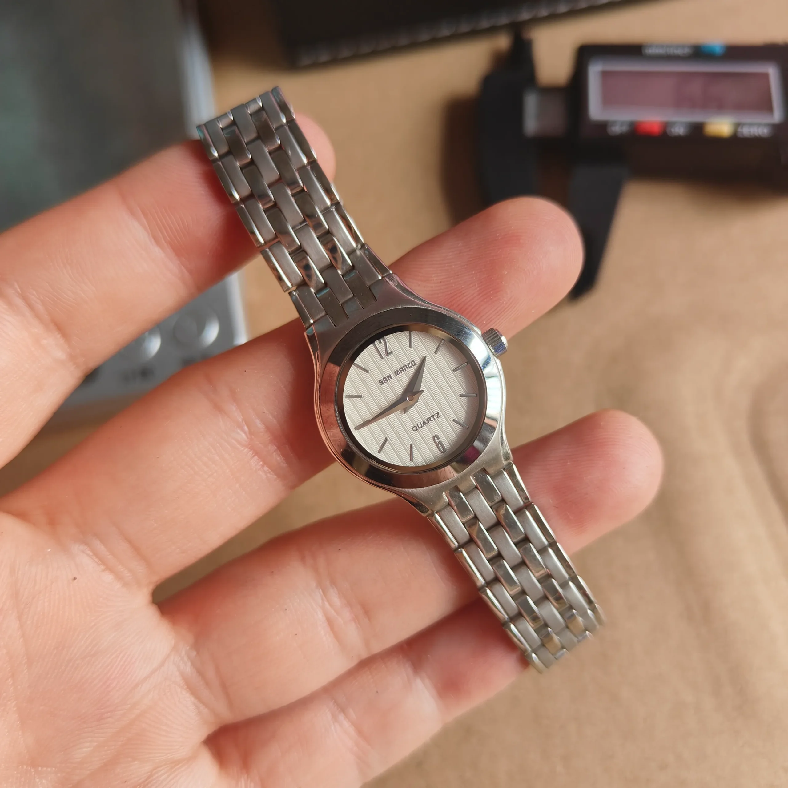 Vintage women’s silver quartz watch with 25mm round dial