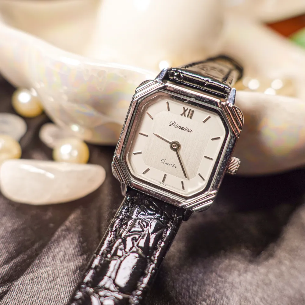 Women’s vintage square quartz watch with brown strap and gold-tone case