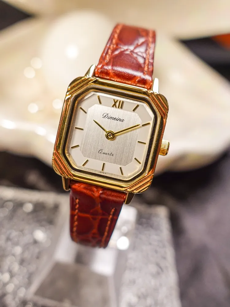 Women’s vintage square quartz watch with red leather strap